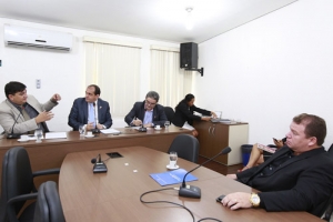 Cleiton Roque cobra entrega de casas populares em Pimenta Bueno