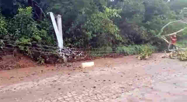 Temporal provoca queda de postes da rede elétrica na Estrada do Santo Antônio; Vídeo