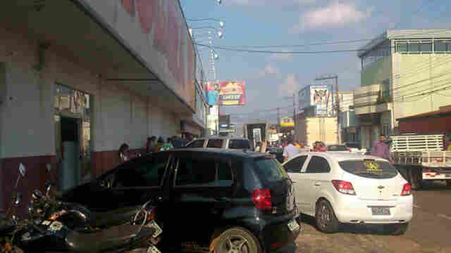 Bandidos trocam tiros com segurança de loja