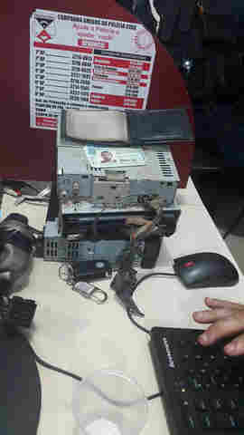 Homem é pego pela população quando furtava objetos de veículo