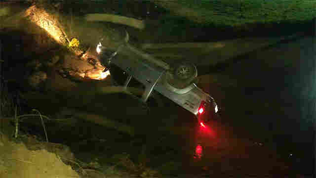 Possivelmente embriagado, motorista cai com carro em córrego