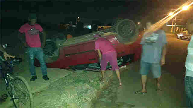 Mulher perde controle da direção de carro e capota