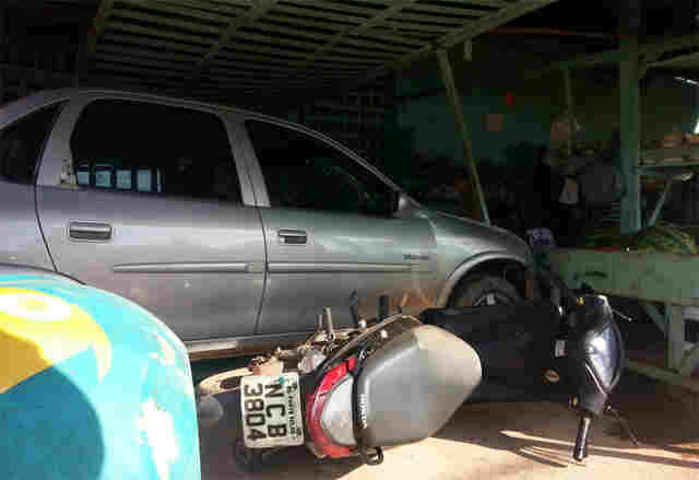 Adolescente bêbado invade comércio com carro