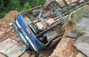 ÔNIBUS TOMBA DE PONTE DE MADEIRA EM TRECHO DA BR-319