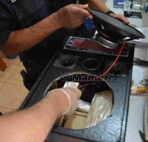 Mulher é presa com quase 5 quilos de droga escondida em caixa de som