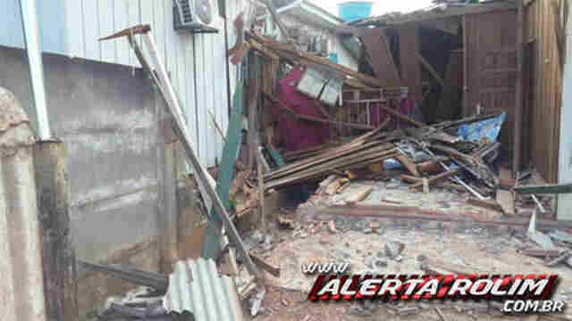 Ônibus desgovernado atinge casas