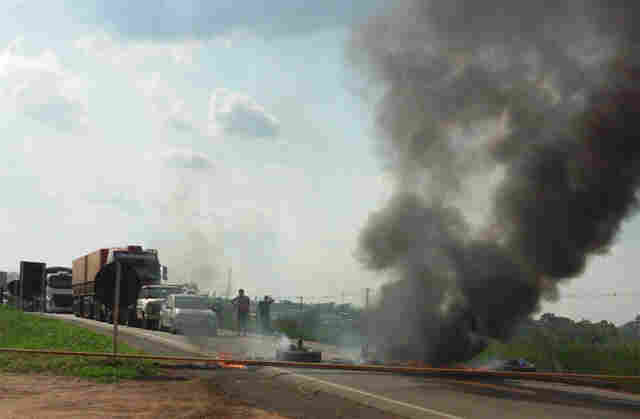 MANIFESTANTES INTERDITAM A BR-364 EM CACOAL