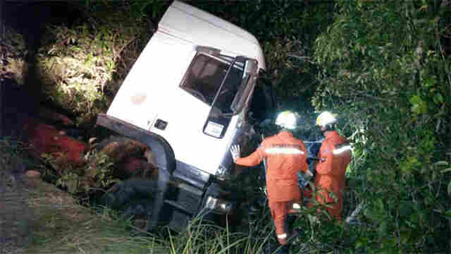 Motorista sai ferido gravemente após caminhão tombar na BR-319