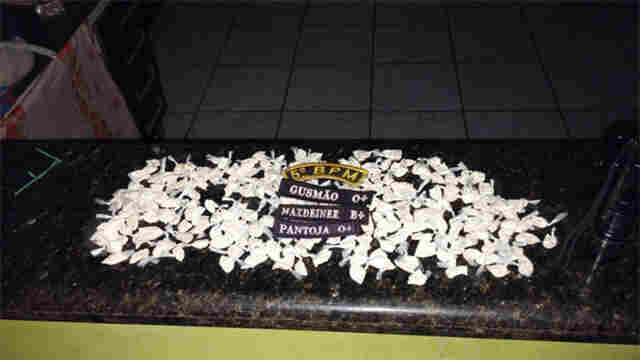 Jovem flagrado com 300 trouxinhas de cocaína