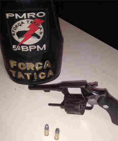 Suspeitos são presos com arma e moto roubada