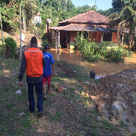 Igarapé Bate Estacas transborda, bloqueia ponte e alaga propriedade