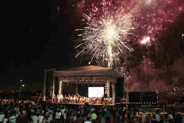 Shows e queima de fogos abrem as festas de Natal da Capital