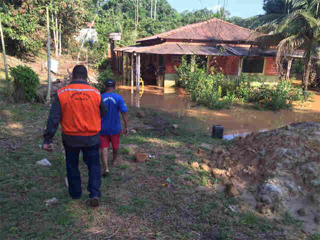 Igarapé Bate Estacas transborda, bloqueia ponte e alaga propriedade