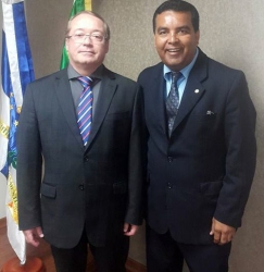 Garçon cumprimenta desembargador pela liberação de obras na BR-319