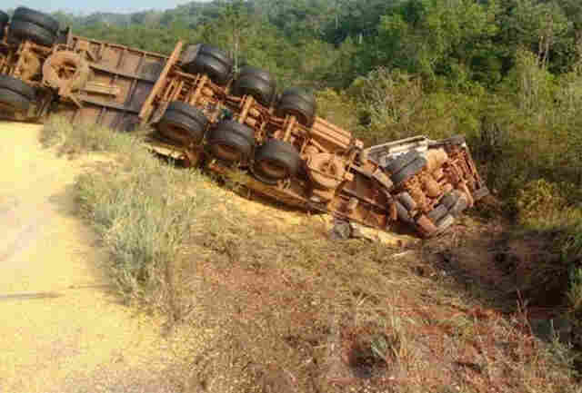 Carreta carregada de milho tomba em acidente na BR-174