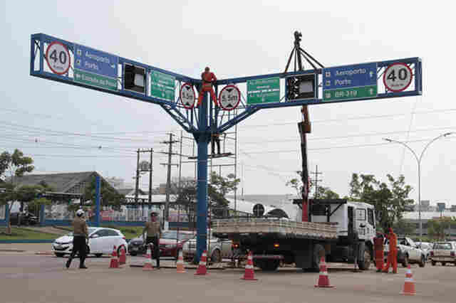 Semáforo da Imigrantes com Rio Madeira está sendo substituído