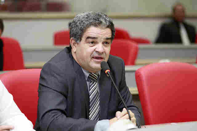 Aélcio da TV solicita informações sobre obras da Escola Brasília