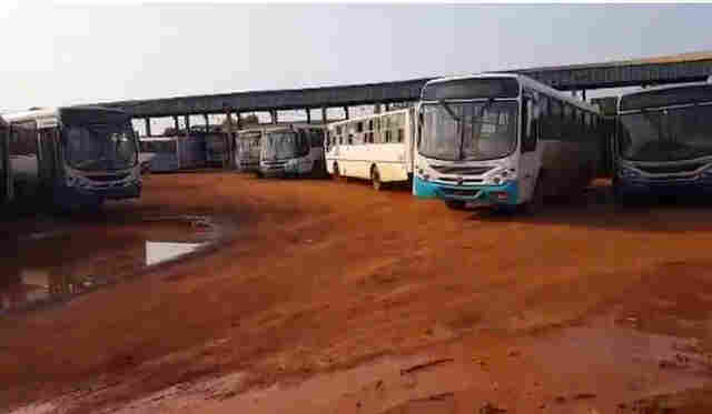 Trabalhadores dizem que ônibus estão parados por falta de combustível