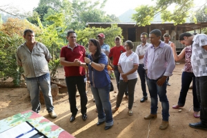 Produtores da Linha 114 Sul de Nova Brasilândia recebem caminhão