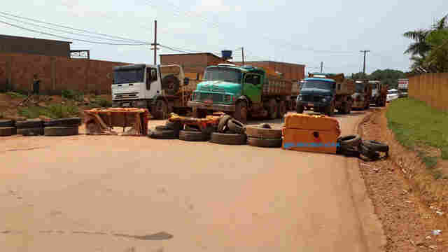 Moradores protestam e fecham a Estrada do Japonês