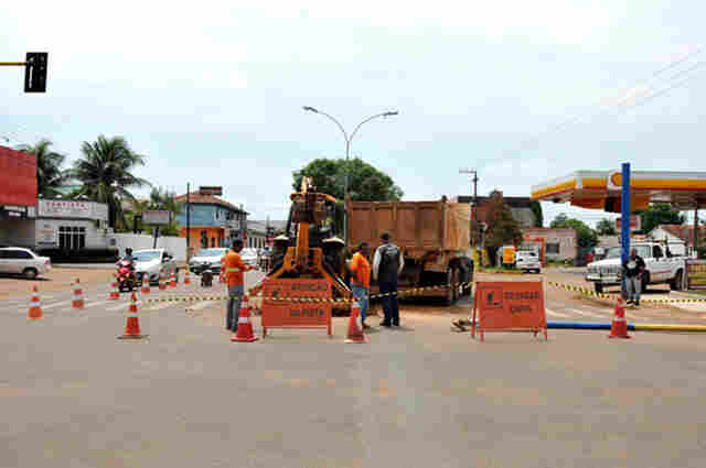 Semáforo da Avenida Calama está sendo substituído por equipamento mais moderno