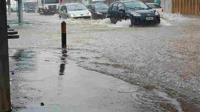Chuva causa alagações em avenidas e ruas principais