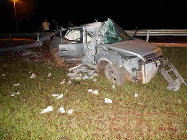 Motorista destrói carro e poste e foge