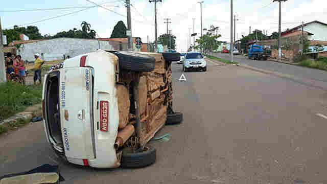 Táxi capota após colidir com outro carro em cruzamento, no Bairro Areal