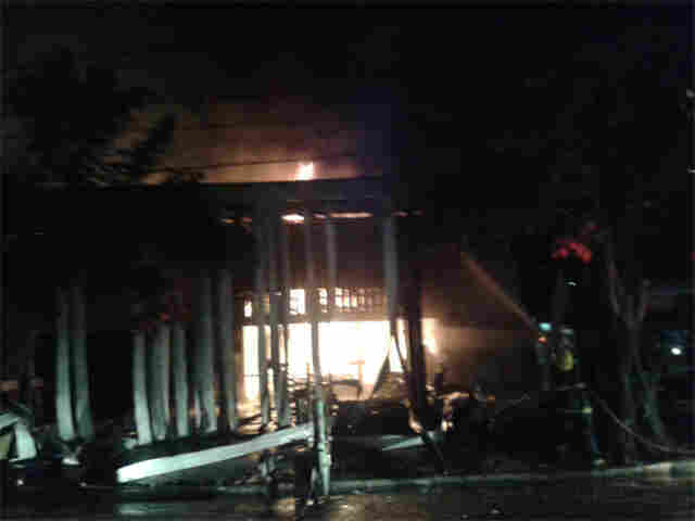 Bombeiros combatem incêndio de grandes proporções em borracharia na Capital