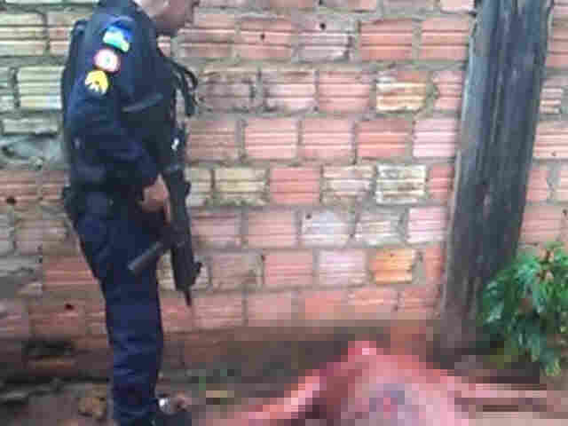 HOMEM ENCIUMADO ESFAQUEIA A MULHER MAIS DE 20 VEZES EM BEBEDEIRA DE NATAL