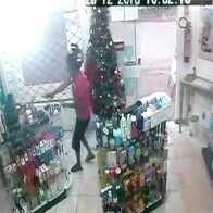 CRIMINOSO VAI ASSALTAR FARMÁCIA E TENTA MATAR PM; Vídeo