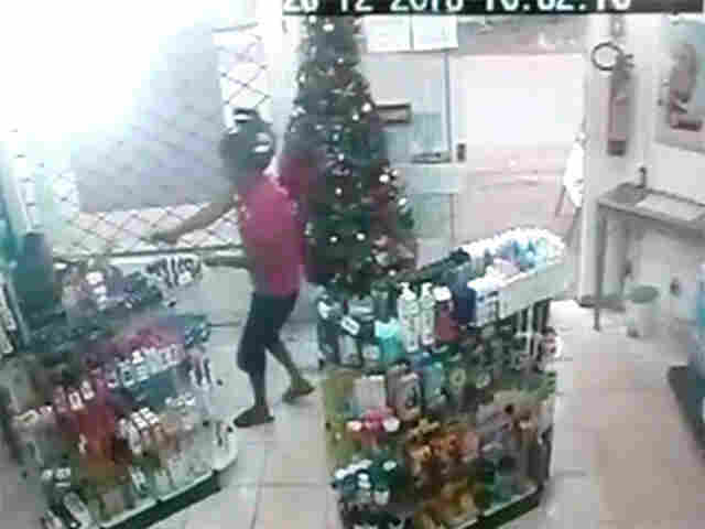 CRIMINOSO VAI ASSALTAR FARMÁCIA E TENTA MATAR PM; Vídeo