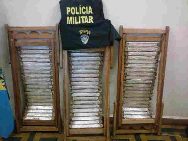 PM APREENDE OITO QUILOS DE PASTA BASE DE COCAÍNA ESCONDIDOS EM CADEIRAS
