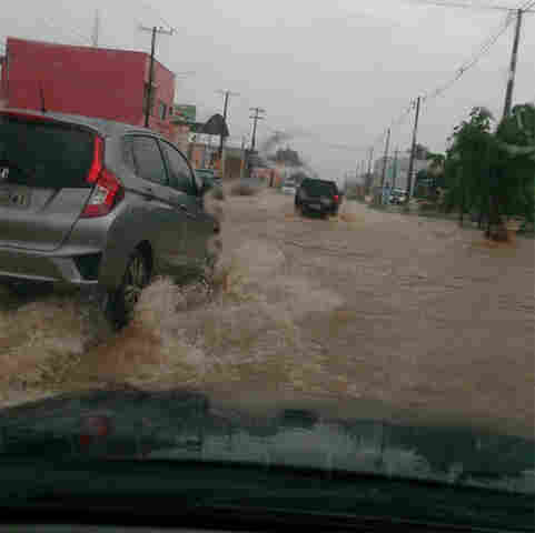 Trechos da Capital são inundados após forte chuva