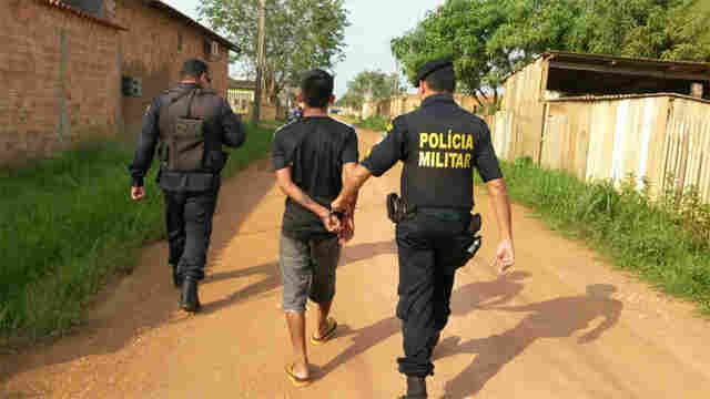 Criminosos trocam tiros com a PM e acabam presos