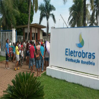 Moradores de invasões protestam em frente a Eletrobras Rondônia