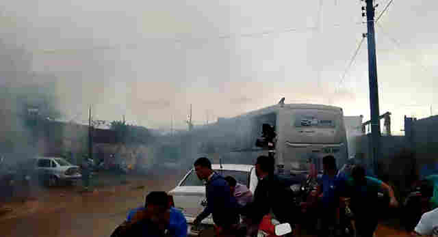 Vídeo: COE DISPERSA MANIFESTANTES QUE IMPEDIAM SAÍDA DE ÔNIBUS NA CAPITAL