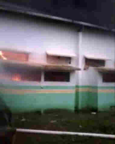 Vídeo: Após incendiarem celas, presos ficam na rua, em frente a Colônia Penal