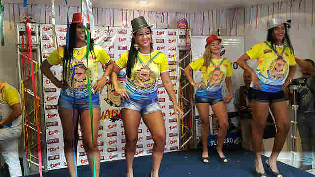 Vídeo: Banda do Vai Quem Quer apresenta cami&#115;eta do carnaval 2016