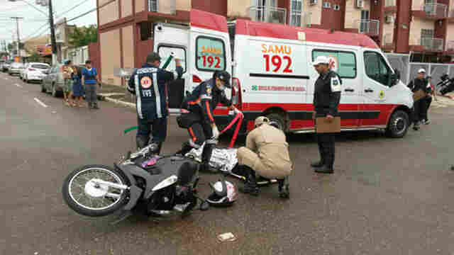 Carro avança preferencial e bate em motociclista