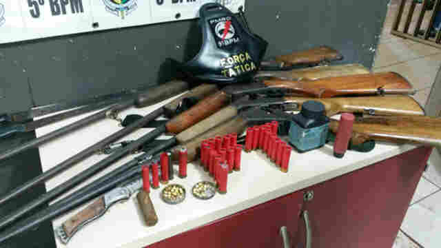 SUSPEITOS SÃO PRESOS EM CANDEIAS DO JAMARI PORTANDO ESPINGARDAS