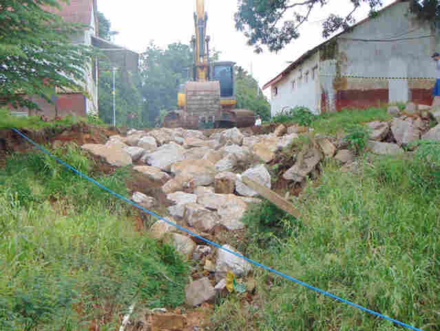 Semob &#101;xecuta medida paliativa em desbarrancamento na EFMM