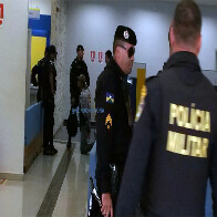 VÍDEO: CRIMINOSO SE ENTREGA APÓS TENTAR ROUBAR AGÊNCIA DO BANCO DO BRASIL COM ESCOPETA FALSA