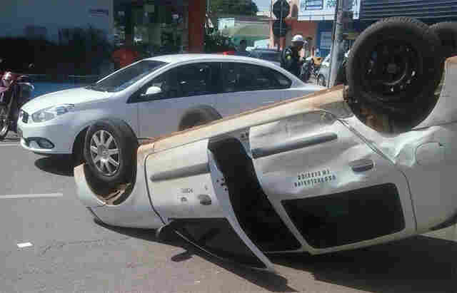 Acidente com capotamento no centro da Capital