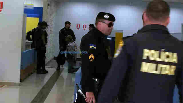 VÍDEO: CRIMINOSO SE ENTREGA APÓS TENTAR ROUBAR AGÊNCIA DO BANCO DO BRASIL COM ESCOPETA FALSA