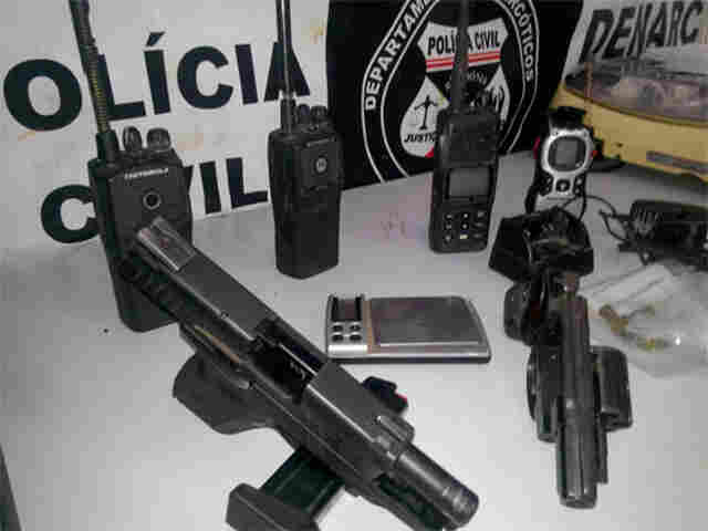 Dupla detida com armas e rádios comunicadores com a frequência da PM