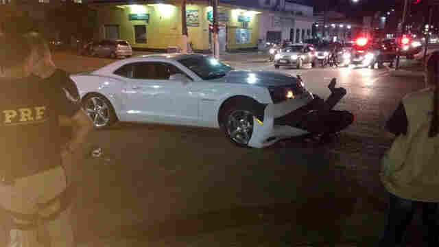 Motociclista avança sinal e é atingido por Camaro