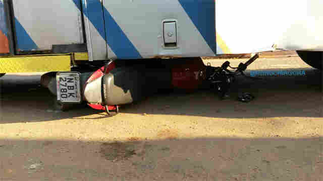 Motociclista fica gravemente ferido em acidente com ônibus