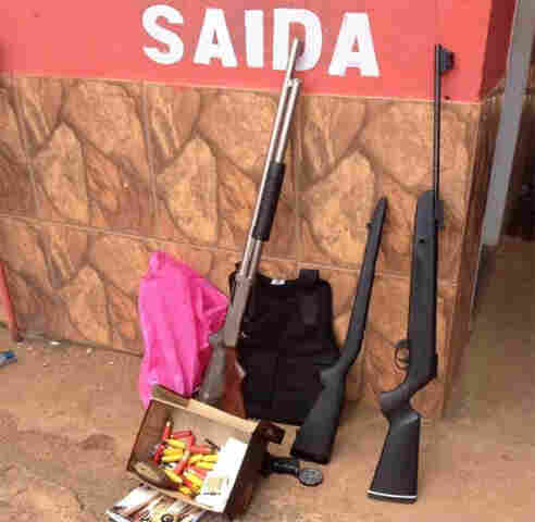 Jovem de 23 anos preso em motel com armas, colete e munição