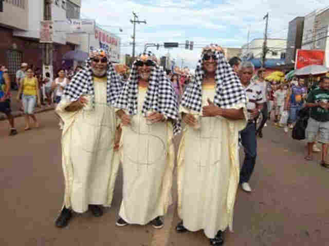 Banda inova com concurso de fantasias